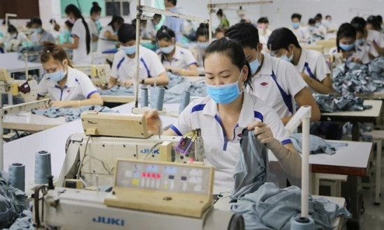 产能过剩导致行业“内卷”！新疆棉纱生产成本比内地低约2000元 内地企业如何求生存？